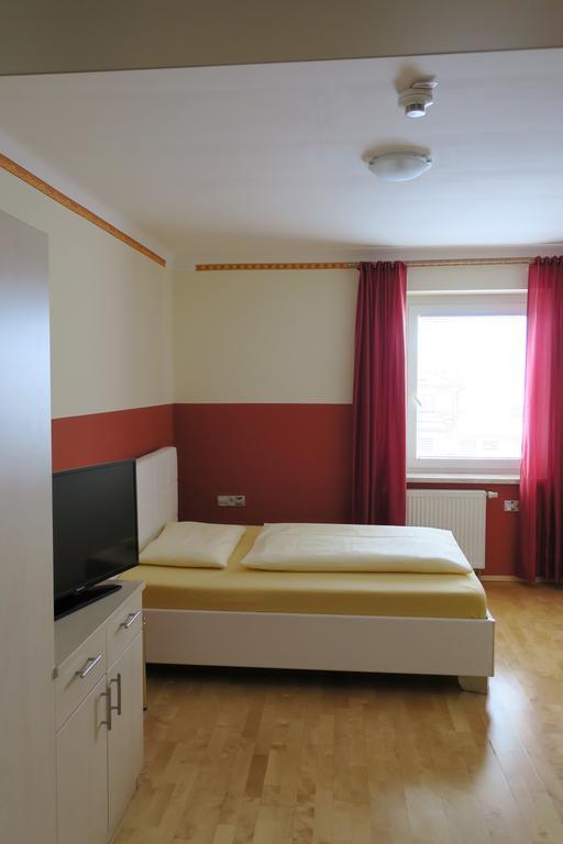 Hotel Restaurant Boeck "Roter Hahn" Sankt Polten Bagian luar foto